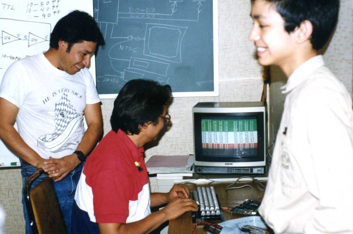 Estudiantes trabajando en la computadora homebrew de 1990